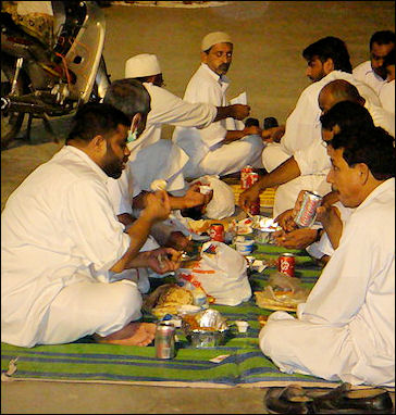 20120509-life hajj Worshippers_eat_at_the_Haram.jpg